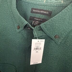 ☘️Banana Republic Men's Button-Down Shirt in Forest Green